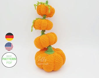 Op de afbeelding: Een stapel van vier gehaakte oranje pompoenen met groene stelen. De pompoenen zijn gestapeld van de kleinste tot de grootste. De grootste pompoen heeft de tekst "Tiffy Happy Crafty" erop. De afbeelding is voor een haakpatroon PDF.