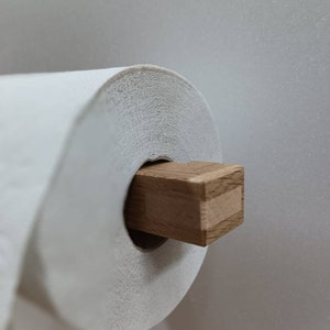 Porte-rouleau de papier toilette Bridge en chêne avec matériel de montage image 4