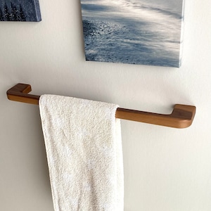 Porte-serviettes en noyer The Rail en différentes dimensions, porte-serviettes en bois, mur porte-serviettes, porte-serviettes salle de bain image 2