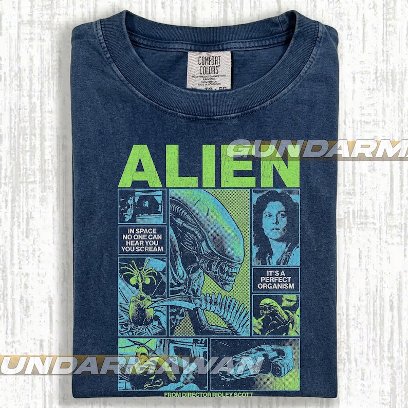 Pode incluir: Camiseta azul marinho com um gr&aacute;fico do filme "Alien". O design inclui a palavra "ALIEN" em verde, imagens do alien&iacute;gena e o texto "IN SPACE NO ONE CAN HEAR YOU SCREAM". O nome do diretor tamb&eacute;m &eacute; vis&iacute;vel.