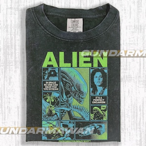 Pode incluir: T-shirt cinzenta escura com um design gr&aacute;fico do filme "Alien". O design inclui a palavra "ALIEN" em verde, imagens do alien&iacute;gena e os textos "IN SPACE NO ONE CAN HEAR YOU SCREAM" e "IT'S A PERFECT ORGANISM."