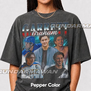 Camiseta de Garrett Graham, Camiseta de hockey Comfort Colors Briar U, Camiseta universitaria Garrett Graham 44 (fuera del campus), Camiseta de regalo de novela romántica ID