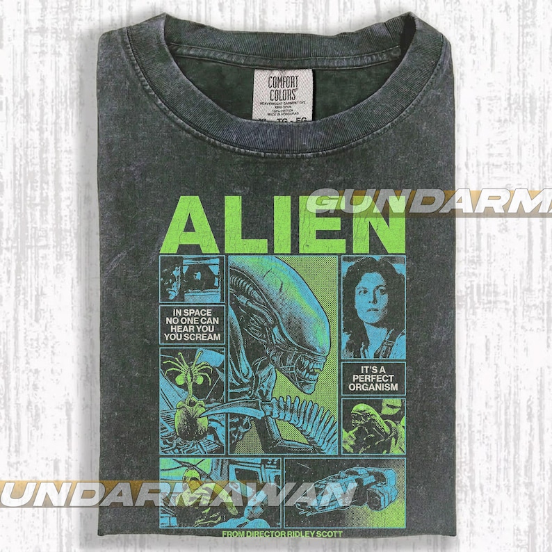 Pode incluir: T-shirt cinza escuro com um design gr&aacute;fico do filme "Alien". O design inclui a palavra "ALIEN" em verde, imagens do alien&iacute;gena e a cita&ccedil;&atilde;o "IN SPACE NO ONE CAN HEAR YOU SCREAM". A camiseta tem gola redonda e uma etiqueta Comfort Colors.