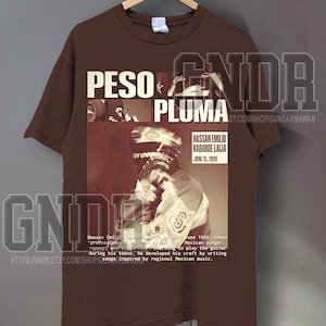 Maglietta Peso Pluma, Maglietta Hassan Emilio Kabande Laija, Peso Pluma Merch, Doble P Merch, La Bebé, Peso Pluma Tour Camicia unisex / Timnas
