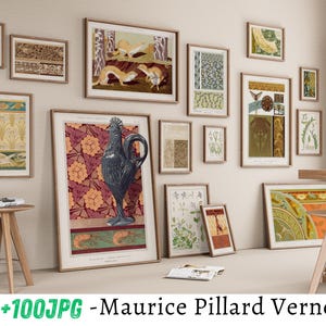 Puede incluir: Una colección de estampados enmarcados que presentan varios diseños, incluyendo un gallo, patrones florales y formas geométricas. Los estampados están dispuestos en una pared blanca con un suelo de madera.