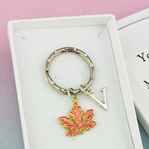 Personalisierte Ahornblatt Schlüsselanhänger mit Initial Charm, Herbst Herbst Keychain Wald Wald Cottagecore Naturliebhaber Geschenk Jahrestag