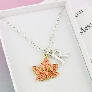 Personalisierte Ahornblatt Halskette mit ersten Charme Herbst Schmuck Natur-Liebhaber-Geschenk für ihr Waldland Schmuck Fernweh