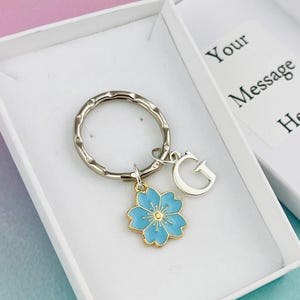 Llavero personalizado de flor de cerezo azul con inicial, llavero de Sakura, llavero de flores, regalo floral para ella, regalos botánicos kawaii