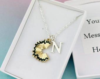 Collana personalizzata con ciondolo iniziale a forma di matita, gioiello personalizzato, regalo per insegnante d'arte, regalo per artista, gioiello artistico, regalo carino per la moglie
