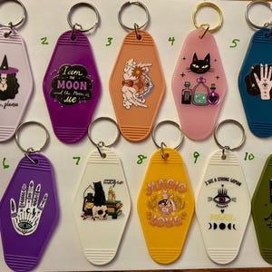 Motelsleutelhanger met Magick-thema: verschillende kleuren en stijlen