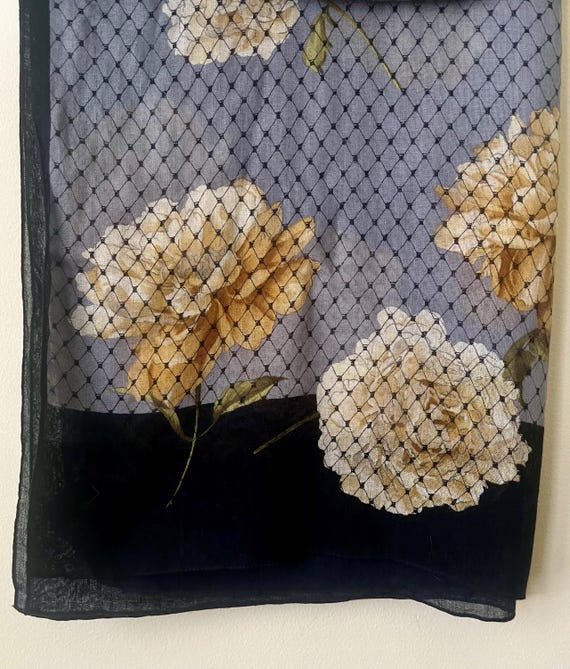 Foulard Vintage Valentino - Soie 100% Fait Main - Motif Floral Multicolore - Italie - Occasion Bon état