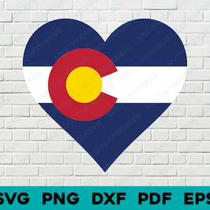 Puede incluir: Un diseño en forma de corazón con la bandera del estado de Colorado. La bandera es azul, blanca y roja con un círculo dorado en el centro.