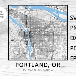 Può includere: Una mappa dettagliata in bianco e nero della città di Portland, Oregon, con un fiume blu che serpeggia attraverso di essa. La mappa include il testo "PORTLAND, OR" e le coordinate "45.5152° N | 122.6784° W". L'immagine include anche il testo "SVG", "PNG", "DXF", "PDF" e "EPS".
