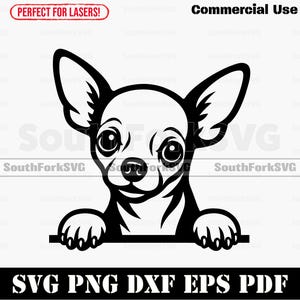 Puede incluir: Gráfico en blanco y negro de un perro chihuahua con orejas grandes y ojos expresivos. Las patas del perro son visibles, descansando sobre una línea horizontal. El texto incluye "SVG PNG DXF EPS PDF" y "Commercial Use".