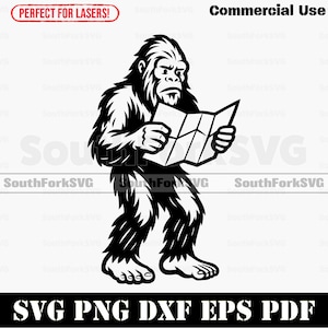 Puede incluir: Ilustración en blanco y negro de una figura de Bigfoot leyendo un mapa. La imagen incluye el texto "Commercial Use" y "SVG PNG DXF EPS PDF". También está presente el texto "Perfect for Lasers!".