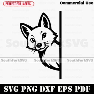 Op de afbeelding: Zwart-wit cartoon illustratie van een vos die achter een verticale lijn vandaan gluurt. De vos heeft een vriendelijke uitdrukking. De tekst "Commercial Use" en "SVG PNG DXF EPS PDF" zijn inbegrepen.