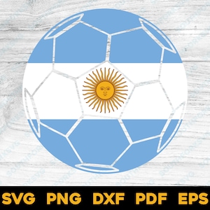 Może przedstawiać: Piłka nożna z flagą Argentyny. Piłka jest biała z czarnymi liniami i niebiesko-białym pasem w środku. Słońce z twarzą znajduje się w środku niebieskiego pasa.