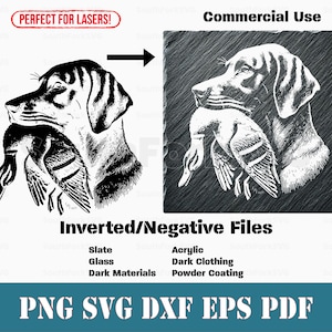 Op de afbeelding: Zwart-witte illustratie van een hond die een eend in zijn bek draagt. De afbeelding is geschikt voor gebruik op donkere materialen zoals leisteen, glas en acryl.