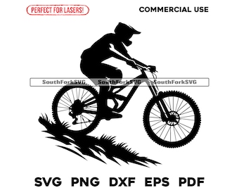 Könnte beinhalten: Schwarze Silhouette eines Mountainbikers, der einen Bergabhang auf einem Mountainbike hinunterfährt. Der Fahrer trägt einen Helm und Handschuhe. Das Fahrrad hat zwei Räder und eine Federgabel. Der Fahrer fährt auf einem Schotterweg mit Gras und Steinen.
