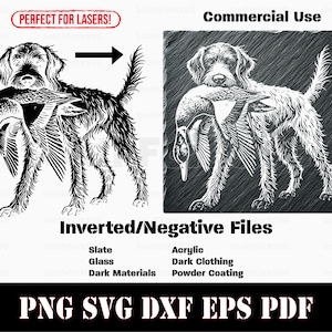 Op de afbeelding: Zwart-wit illustratie van een hond met een eend in zijn bek. De afbeelding bevat de tekst "Perfect for Lasers!" en "Commercial Use". Beschikbaar in PNG, SVG, DXF, EPS en PDF. Geschikt voor lasergravure.