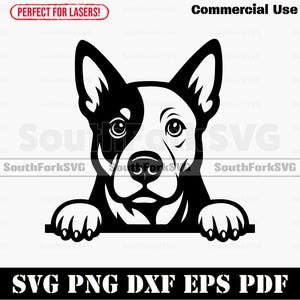 以下が含まれることがあります： 「SVG PNG DXF EPS PDF」のテキストが入った、白黒の犬のグラフィック。犬は白黒の顔と足を持っています。「Commercial Use」の文字が上部にあります。「Perfect for Lasers!」の文字が赤いボックスに入っています。