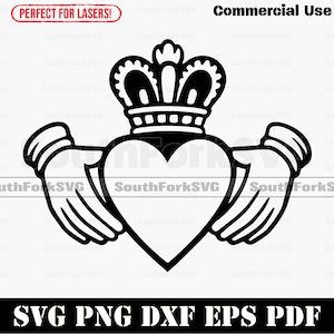 Puede incluir: Diseño Claddagh en blanco y negro con un corazón, una corona y manos. El diseño incluye el texto "SVG PNG DXF EPS PDF" en la parte inferior. Apto para uso comercial.