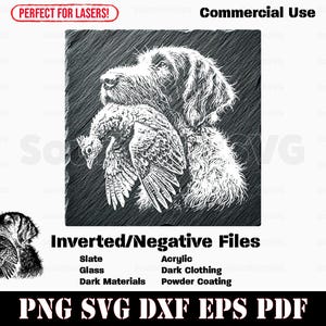 Op de afbeelding: Zwart-witte illustratie van een hond die een vogel in zijn bek draagt. De afbeelding is op een donkere leisteen achtergrond. De tekst "Inverted/Negative Files" staat onder de afbeelding. De tekst "Slate, Glass, Dark Materials" staat onder de tekst "Inverted/Negative Files". De tekst "Acrylic, Dark Clothing, Powder Coating" staat onder de tekst "Slate, Glass, Dark Materials". De tekst "PNG SVG DXF EPS PDF" staat onder de tekst "Acrylic, Dark Clothing, Powder Coating".