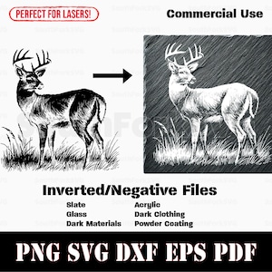 Puede incluir: Ilustración en blanco y negro de un ciervo con cuernos de pie en un campo de hierba. La imagen es perfecta para el corte por láser y está disponible en los formatos PNG, SVG, DXF, EPS y PDF.