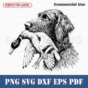 Puede incluir: Ilustración en blanco y negro de un perro sosteniendo un pato en su boca. El perro es una raza de caza con un hocico largo y orejas caídas. El pato es un ánade real con una cola larga y patas palmeadas. La imagen es perfecta para usar en una variedad de proyectos, incluyendo manualidades, decoración del hogar y más.