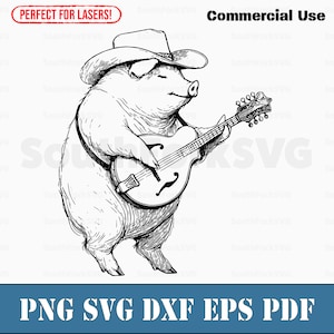 Può includere: Illustrazione in bianco e nero di un maiale con un cappello da cowboy che suona un mandolino. L'immagine include il testo "Commercial Use" e "PNG SVG DXF EPS PDF".