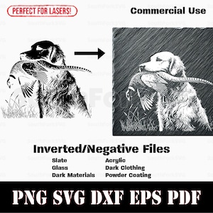 Op de afbeelding: Zwart-witte illustratie van een hond die een fazant in zijn bek draagt. De hond kijkt naar de rechterkant van de afbeelding. De afbeelding is perfect voor lasersnijden en graveren.