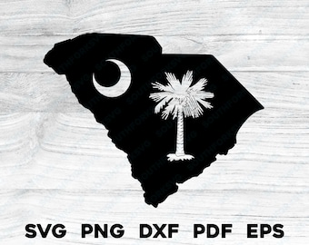 Op de afbeelding: Een zwart silhouet van de staat South Carolina met het ontwerp van de vlag van de staat in wit. De vlag heeft een halve maan en een palmboom.