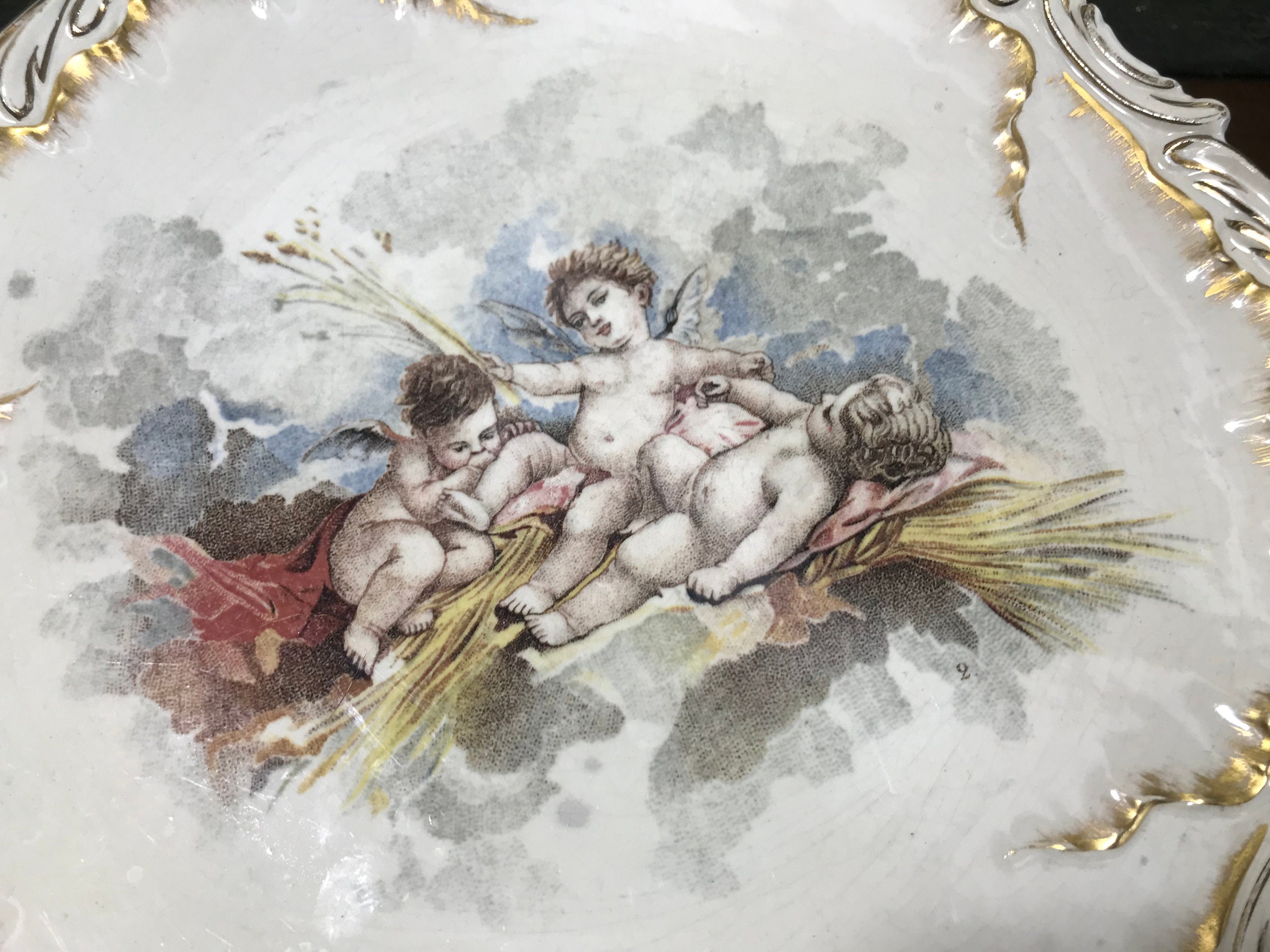 Charmante Assiette Décorative de Putti en Faïence Sarreguemines