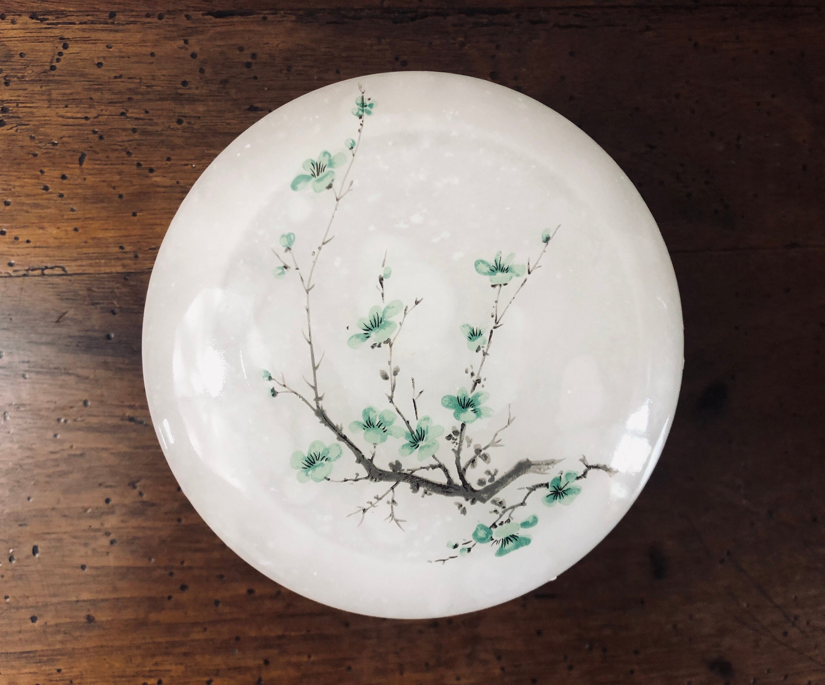 Boîte en Albâtre avec de Délicates Décorations Florales Vertes