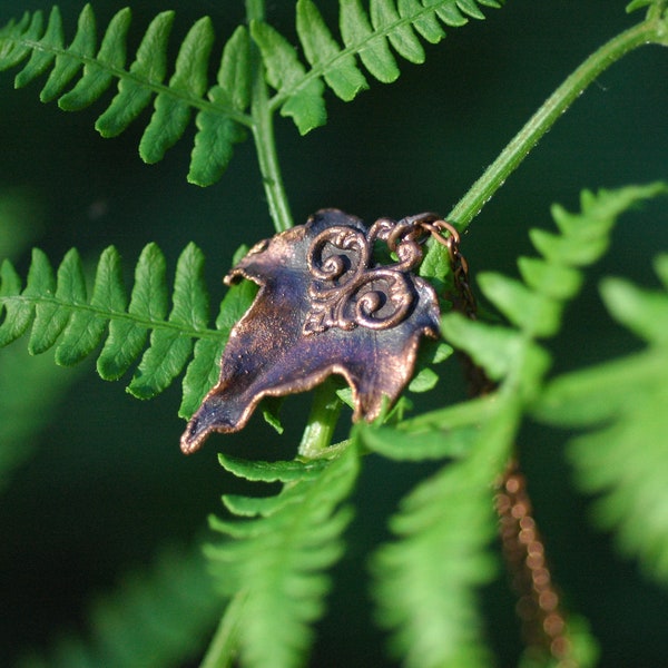 Feuille de lierre recouverte de cuivre - pendentif réalisé par électrolyse - véritable végétal