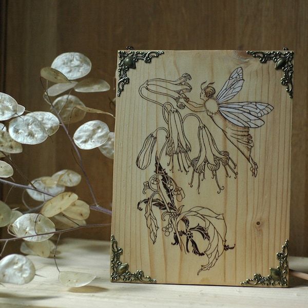 Fée des fleurs - Récolte de pollen -  Plaque murale pyrogravée  - illustration victorienne - contes de fées anglais 20e siecle
