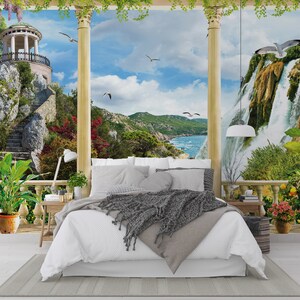 Immagine di vista sul balcone della terrazza, murale con vista sul mare di un castello storico e di antiche colonne greche, murale con paesaggio forestale di archi antichi