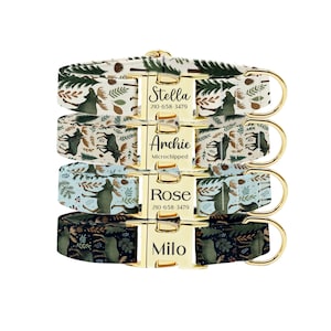 Puede incluir: Cuatro collares personalizados para perros con herrajes dorados. Cada collar presenta un patrón único con temática de bosque en tonos verdes, marrones y azules. Los collares están etiquetados con los nombres: Stella, Archie, Rose y Milo, junto con un número de teléfono.