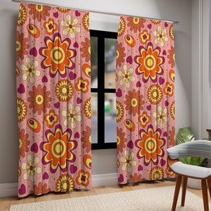 Halverwege de eeuw moderne groovy hippie raamgordijnen, 60s 70s Flower Power, oranje, geel, roze harten Floral Blackout of pure gordijnpanelen