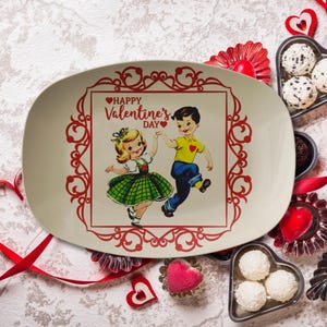 Bandeja de San Valentín retro kitsch, vajilla romántica vintage de mediados de siglo para niño y niña bailando, años 50