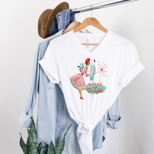 Camiseta navideña retro kitsch de los años 50 con cuello en V alegre y brillante, ropa navideña moderna de mediados de siglo, camiseta con arte de tarjeta navideña vintage