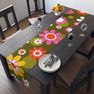 Groovy Hippie Daisy Flower Power Table Runner, Retro Mid Mod Floral Table Linen, Mid Century Dining Table Decor, 70s MCM Wedding Table Decor