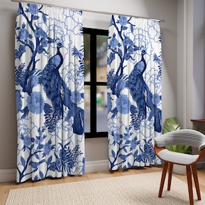 Eleganti tende da finestra con motivo floreale a pavone in stile chinoiserie, pannelli in tela botanica blu e bianca con motivi a pavoni e giungla.