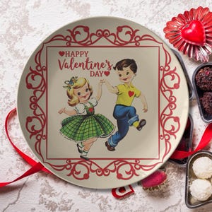 Plato de cena retro para fiesta de San Valentín, vajilla romántica kitsch de los años 50 con diseño de niño y niña bailando