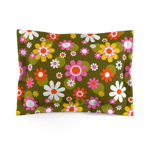 Puede incluir: Una funda de almohada verde con un patrón floral retro con flores rosas, amarillas, naranjas y blancas.
