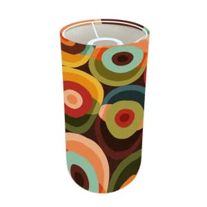 Puede incluir: Una pantalla de lámpara cilíndrica con un patrón abstracto colorido de círculos superpuestos en tonos de rojo, naranja, amarillo, verde, azul y marrón.