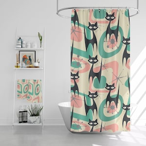 Könnte beinhalten: Eine Duschvorhang mit einem Retro-Design mit schwarzen Katzen, rosa und türkisfarbenen abstrakten Formen und weißen Sternen.