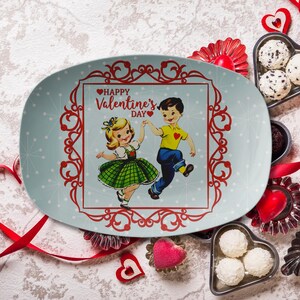 Bandeja de San Valentín retro vintage kitsch, vajilla romántica para niño y niña con diseño de estrellas bailando de mediados de siglo