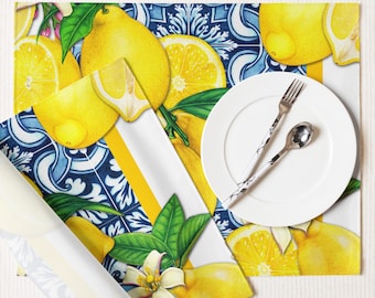 Juego de 4 manteles individuales con diseño de cítricos mediterráneos en azul cobalto y amarillo, con limones y azulejos.