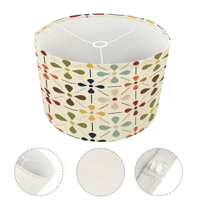 Pode incluir: Abajur cil&iacute;ndrico com fundo creme e um padr&atilde;o floral repetido em tons de vermelho, castanho, azul, verde e amarelo. O interior &eacute; branco e a estrutura met&aacute;lica &eacute; vis&iacute;vel.